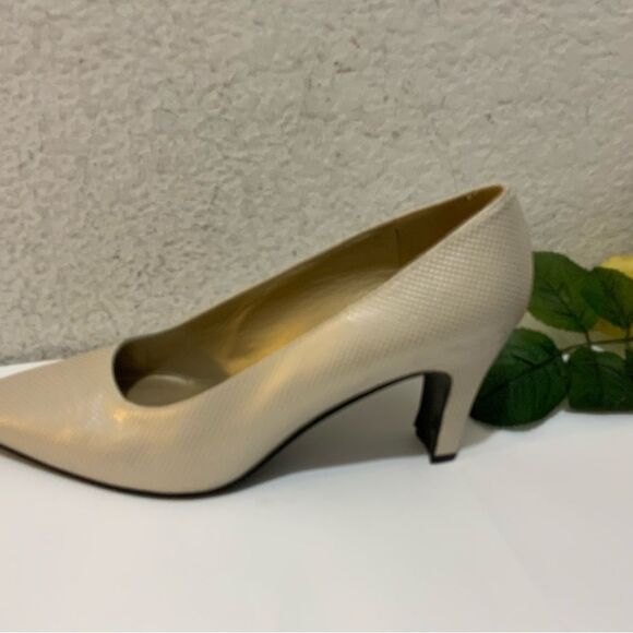 Stuart Weitzman Classic Neutral Pump Heel Fashion Work Shoe 8 - Picture 4 of 10